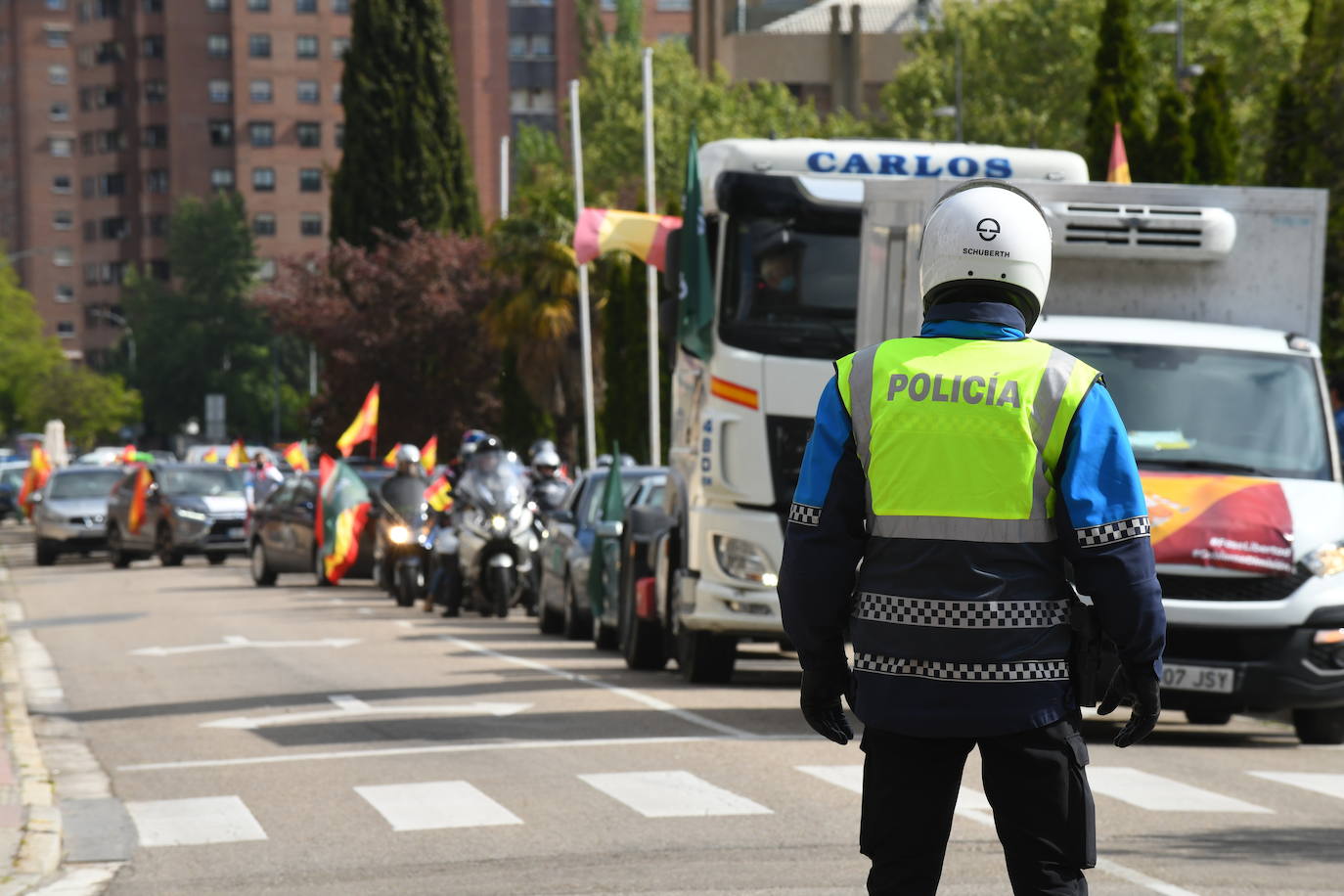 Una caravana de vehículos convocada por Solidaridad recorre las calles de Valladolid