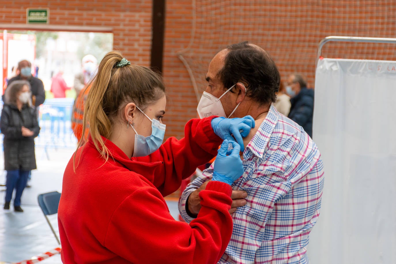 Los nacidos en 1954 reciben la segunda dosis en Palencia