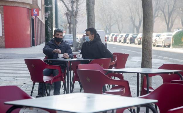 Valladolid y Salamanca bajan sus tasas al nivel de poder abrir el interior de los bares