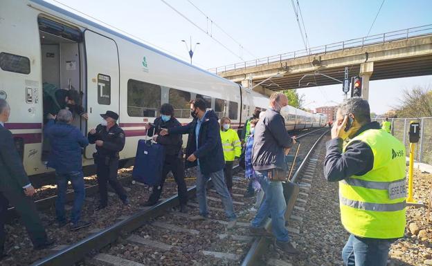 Odisea ferroviaria: el bus que rescató a los viajeros del tren descarrilado en León se avería a los 200 metros