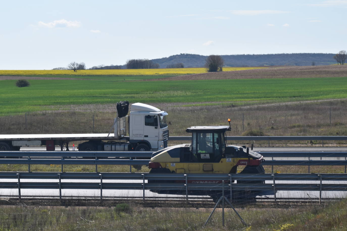 Corte de la calzada por el arreglo de la A-67 entre Villaprovedo y Herrera