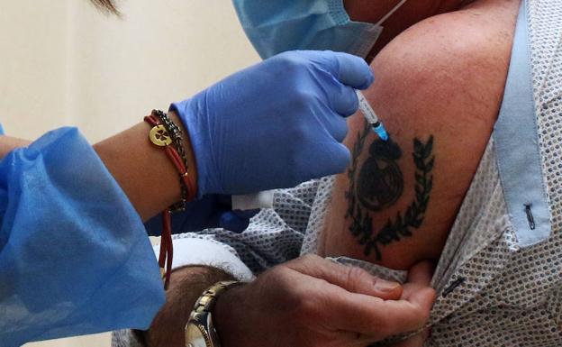 Sacyl se da dos semanas para que los mayores de 60 de años en Segovia tengan la primera dosis puesta