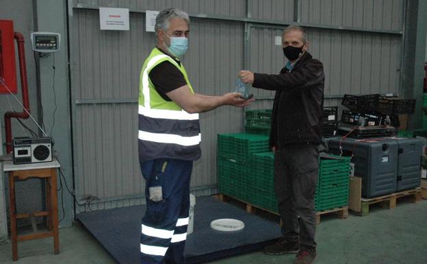 Un matrimonio dona dieciséis kilos de pesetas que encontró en unas cajas de zapatos