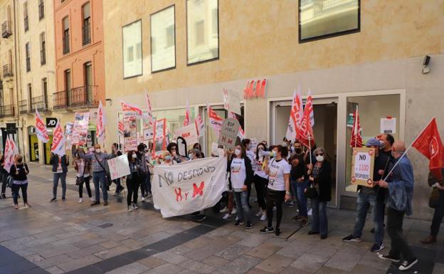 Los 28 trabajadores afectados por el cierre de H&M en Salamanca denuncian que la empresa está «vendiendo humo»