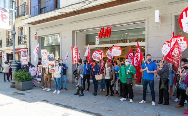 Los sindicatos protestan para evitar el despido de cuatro trabajadoras de H&M en Palencia