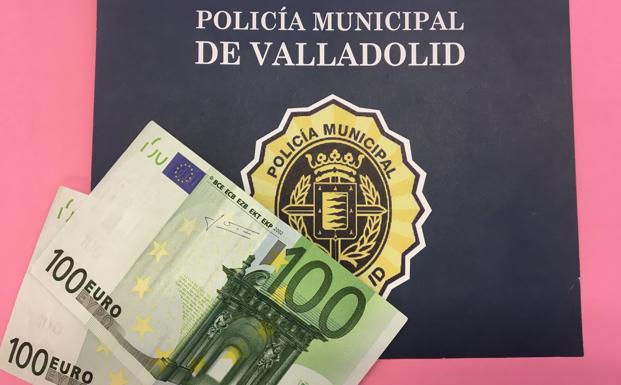 Una controladora de la ORA de Valladolid halla varios billetes «de mucho valor» y los entrega a la Policía