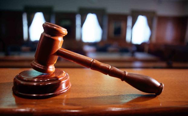Condenado a once años de cárcel por maltratar a su pareja, quemar su casa y matar a sus dos perros