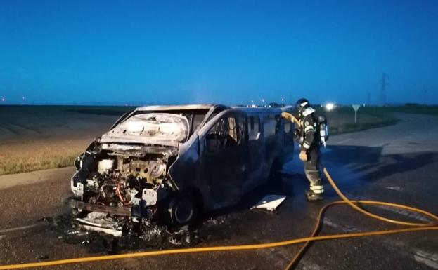 Los Bomberos de la Provincia sofocan el incendio de un vehículo en la VA-510