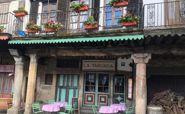 Las fachadas de La Alberca cambian de fisonomía por el rodaje de la serie de Netflix