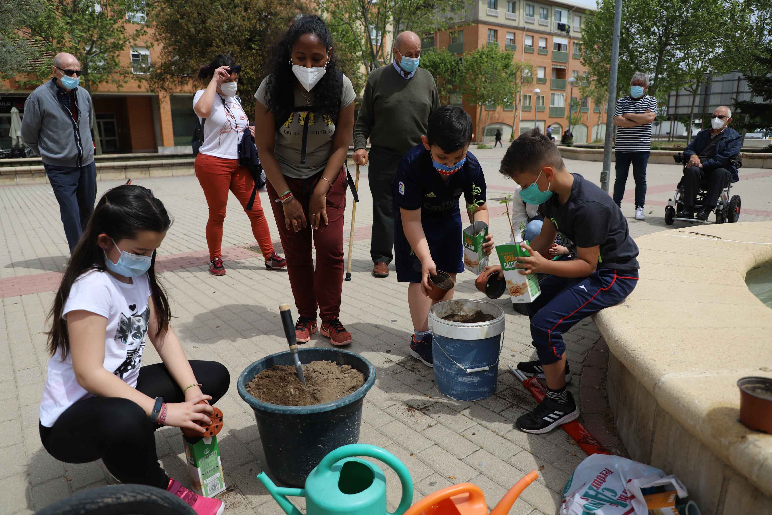 Los niños del barrio de El Zurguen aprenden a plantar árboles