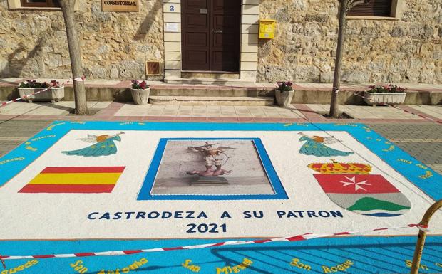 Castrodeza cambia la procesión de San Miguel por una alfombra floral