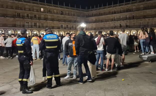 4.000 personas en la calle y 30 sanciones la noche que se acabó el toque de queda en Salamanca