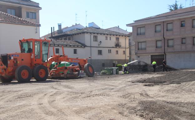El Ayuntamiento de Cuéllar acondiciona la zona de aparcamiento situado junto a la calle El Parque