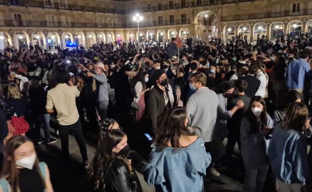 Cientos de jóvenes se congregan en la Plaza Mayor de Salamanca al llegar la primera medianoche sin toque de queda