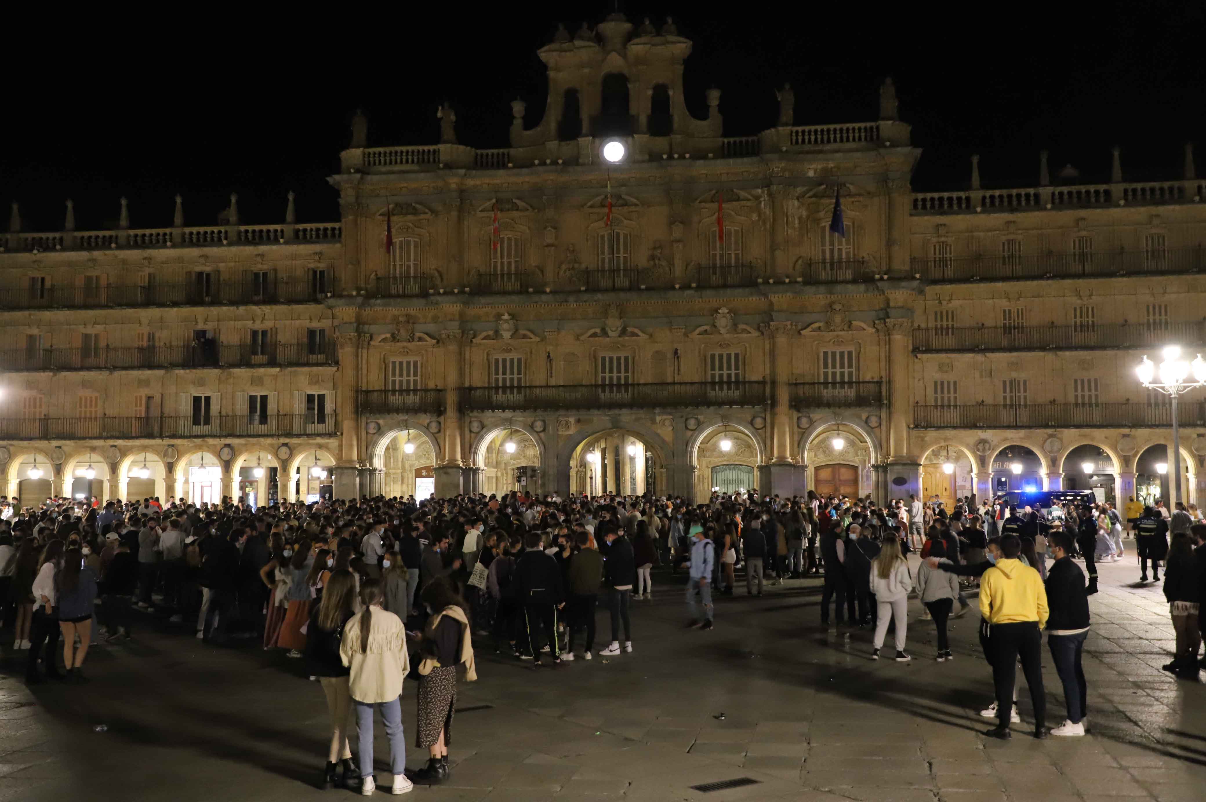 Los jóvenes celebran el fin del toque de queda