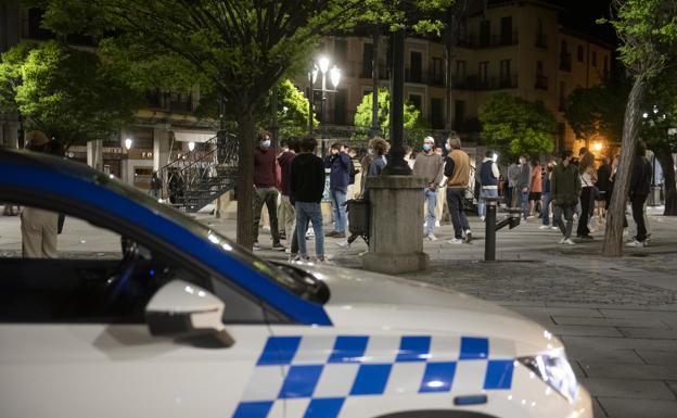 La Policía Local disuelve un botellón en La Albuera y pilla a tres personas consumiendo en el interior de un bar