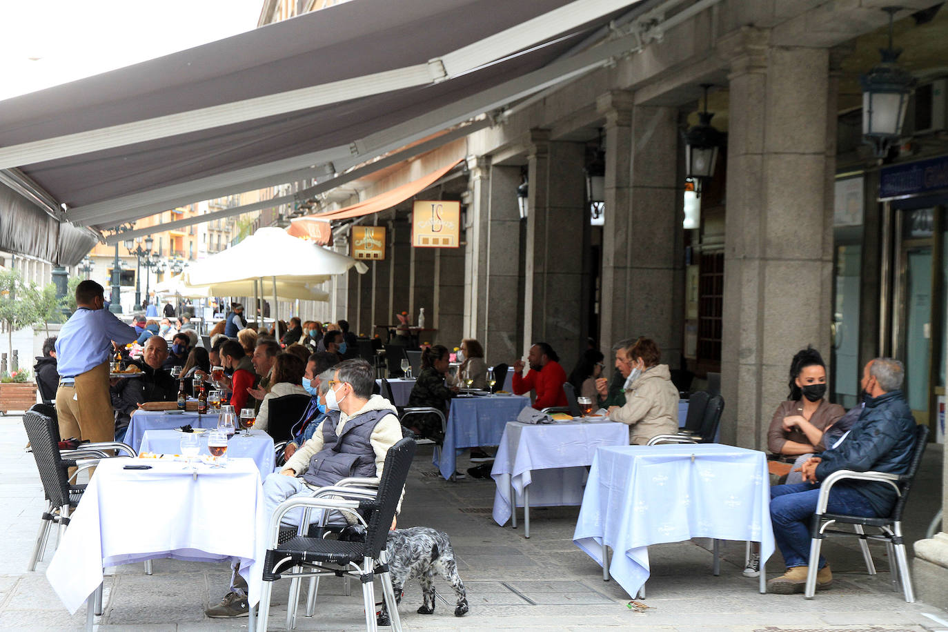 La Junta cierra el interior de los bares en Carbonero, lo abre en Cantalejo y lo mantiene cerrado en Segovia capital