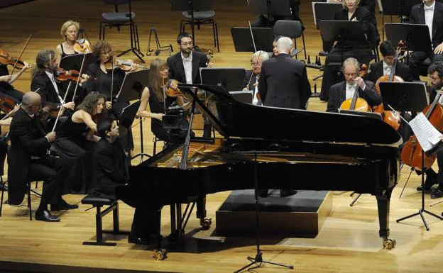 Javier Perianes dirige a la OSCyL en una celebración del pianismo clásico