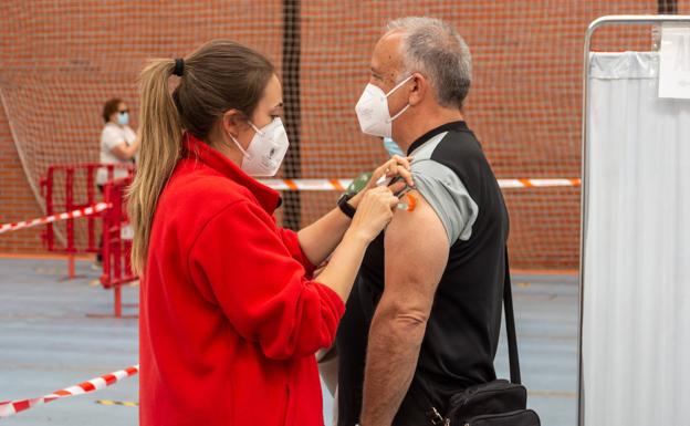 Sacyl vacuna este jueves en Campos Góticos a 400 vecinos de Venta de Baños y Villamuriel