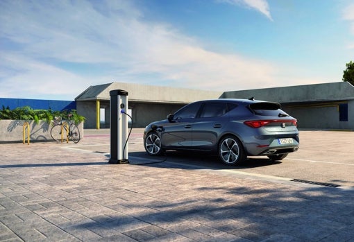 Reyes Maroto entrega al Seat León el Premio ABC al Mejor Coche del Año 2021