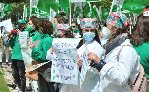 Las enfermeras de las residencias de la Junta trabajan 26 días más al año y cobran menos que las de Sacyl