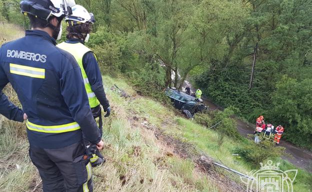 Accidente sin heridos en la AP-1 en Burgos tras caer un turismo por un barranco