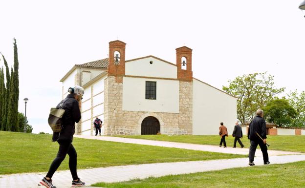 Valladolid festeja San Isidro con la ermita cerrada y un homenaje de la asociación de vecinos a Candeal