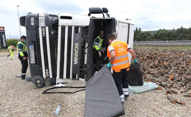 Vuelca un camión cargado con leña en la autovía A-62 a la altura de Dueñas