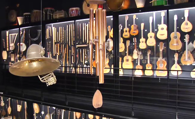 Vídeo: un coleccionista convierte su casa de Valladolid en un museo con miles de instrumentos