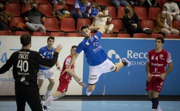 El Atlético Valladolid gana al Cuenca gracias al bloque y la generosidad