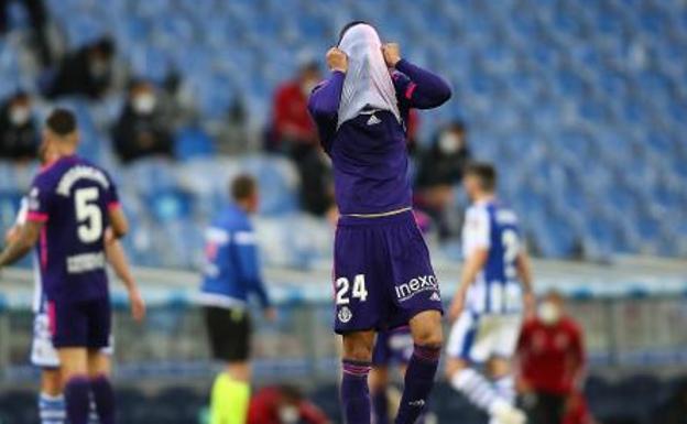 El Real Valladolid hace el ridículo en Anoeta y prolonga su agonía