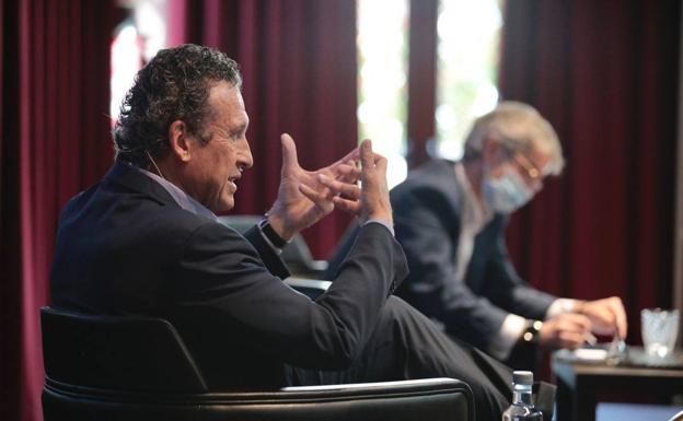 Jorge Valdano, en el Foro Económico de El Norte