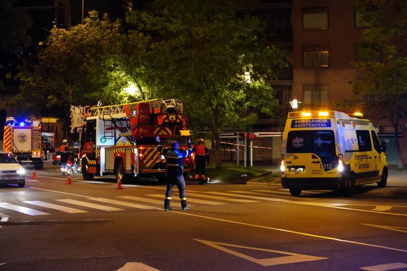 Un coche pierde el control y se estrella contra un árbol en la Avenida Villamayor de Salamanca