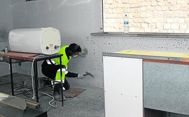 Cuéllar instalará mesas y bancos en el entorno de la piscina de verano