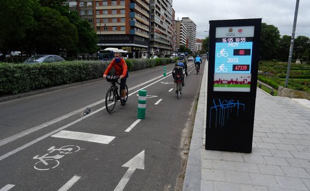 Los usuarios del carril bici de Isabel la Católica en Valladolid crecen y alcanzan los 720 al día