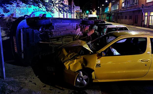 Herido un conductor que volcó un coche aparcado con su turismo y triplicó la tasa de alcohol en Valladolid