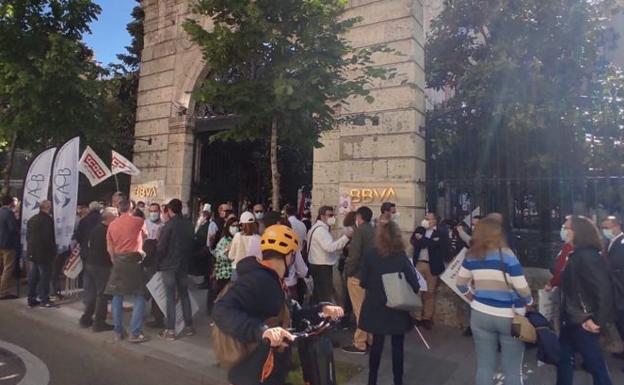 Concentración de los trabajadores del BBVA ante el cierre de oficinas en Valladolid y Castilla y León