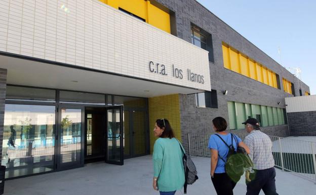 Sanidad pone dos aulas nuevas en cuarentena, una de Abades y otra en la capital