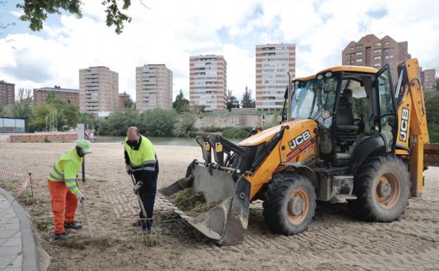 Los operarios renuevan la arena de la playa de Valladolid con vistas a una temporada «normal» de verano