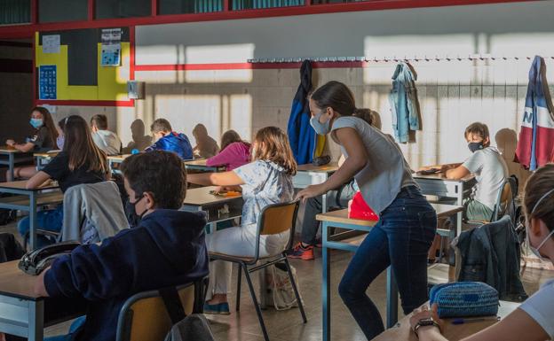 Celaá y las comunidades pactan elevar los alumnos por aula el próximo curso