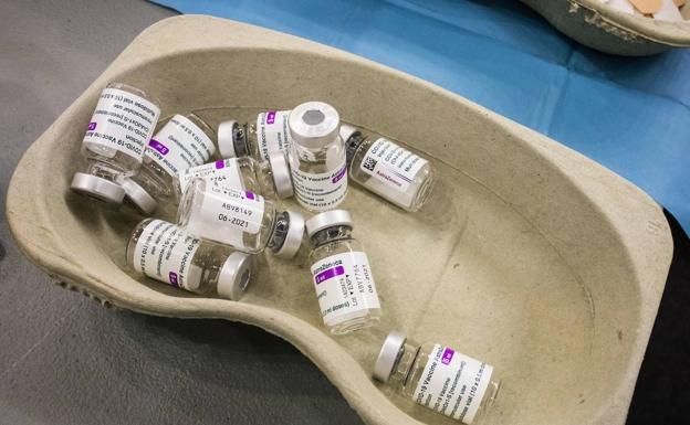 Sanidad cede a la presión autonómica y dará opción de repetir con AstraZeneca