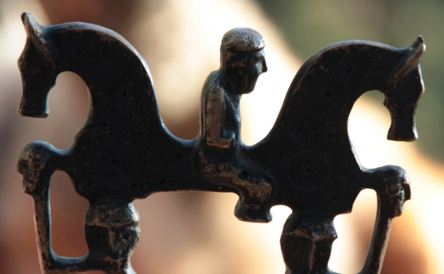 Tierraquemada celebra el Día de los museos con la fíbula de caballito de Numancia como protagonista