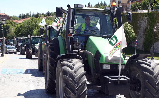 Un centenar de tractores recorren Segovia para reclamar unos precios más dignos