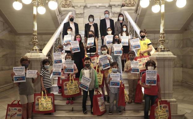 Pablo Sánchez y Diego Cesteros ganan el concurso 'Decora tu porta-mascarillas'