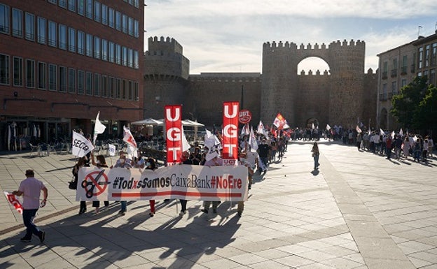 Los trabajadores de Caixabank se manifiestan en Ávila en contra del ERE