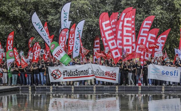 El PSOE presiona los ERE bancarios con una iniciativa en el Congreso