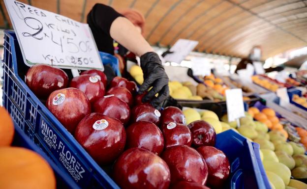 El Hospital Río Hortega de Valladolid investiga si la cera que recubre la fruta provoca intolerancias