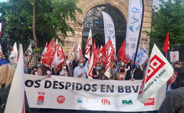 Despidos y cambios en las condiciones laborales encienden las protestas en la calle