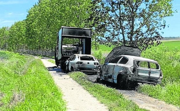 Arden tres vehículos en Villavaquerín con el 'modus operandi' de la banda del BMW