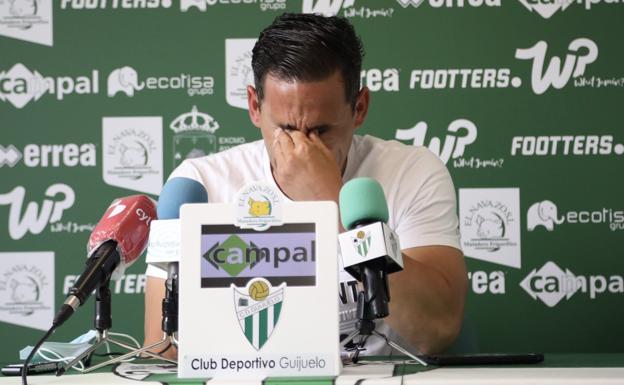 Emotiva despedida de Jonathan Martín en Guijuelo: «A pesar de mis lágrimas solo puedo sentirme un privilegiado del fútbol»